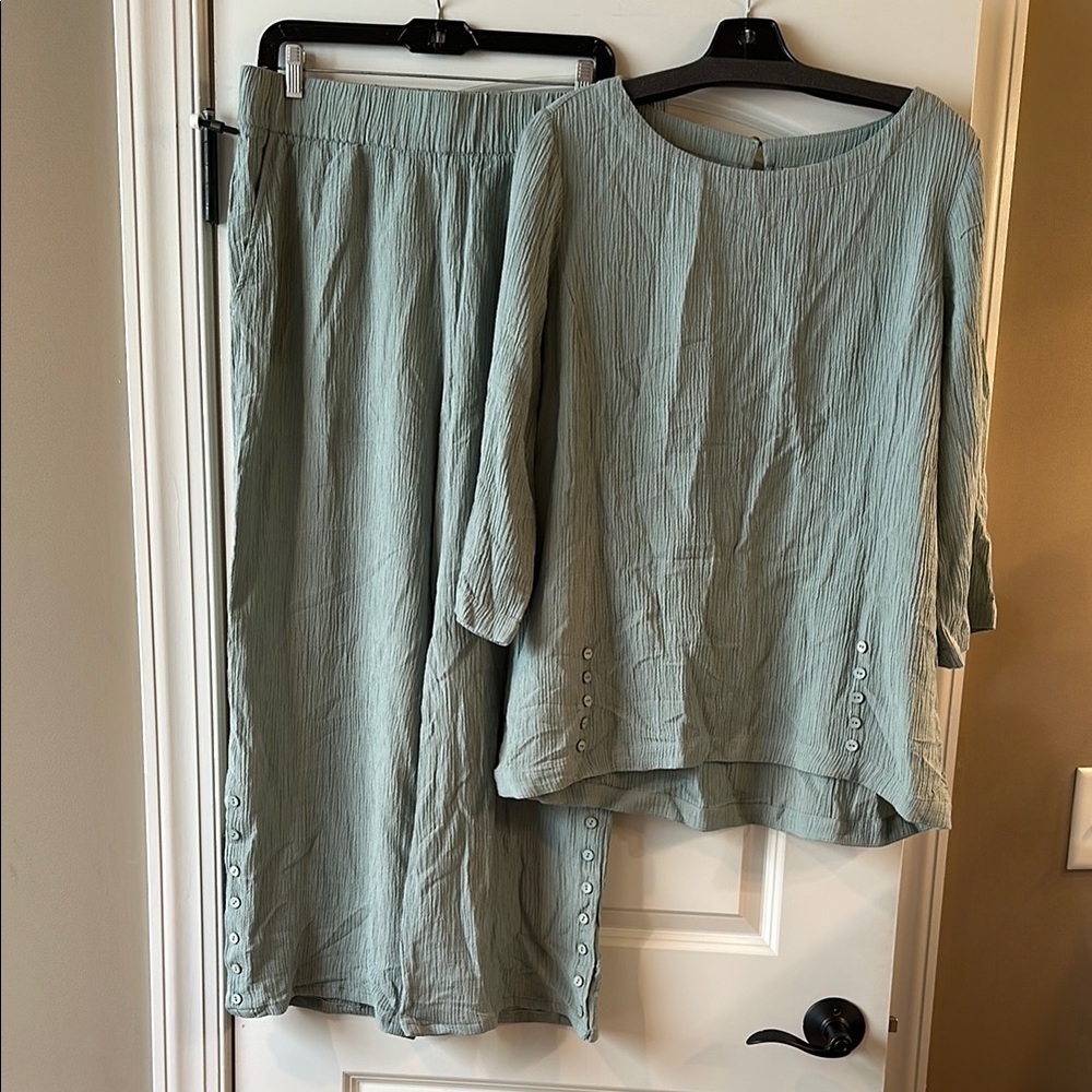 Green Women's tunic and matching pants